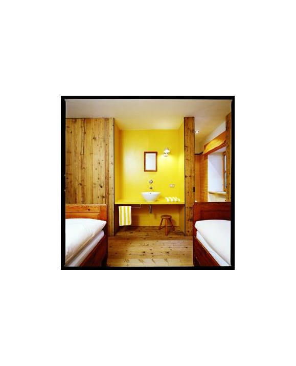 Das Zweibettzimmer Waschkrug mit Waschbecken im Zimmer