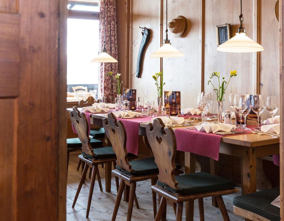 Gedeckte Tische in unserer traditionellen Stube