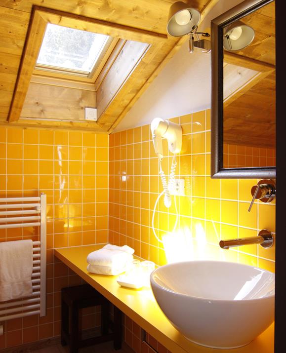Das Badezimmer der Maisonette mit Dachfenster und Waschtisch