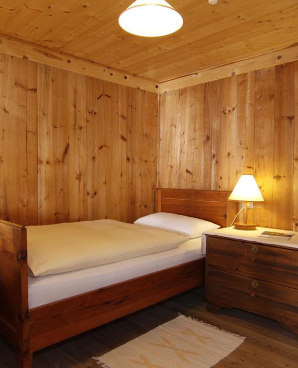 The wood-paneled Church single room with a single room and rustic furniture