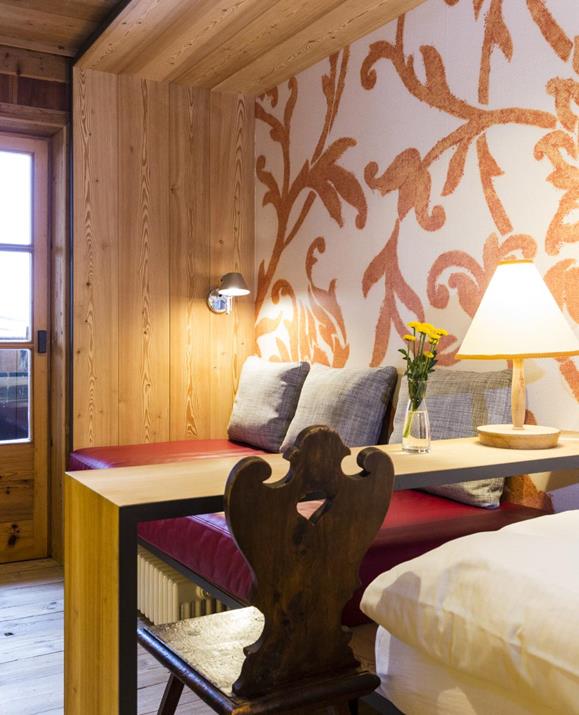 Einzelzimmer Kirche mit einem Einzelbett, Balkon und einer Sitzecke