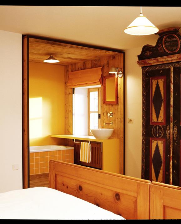 Doppelzimmer Panorama Superior mit zwei Einzelbetten, einem antiken Kleiderschrank, und integriertem Waschbereich mit Waschtisch und Badewanne