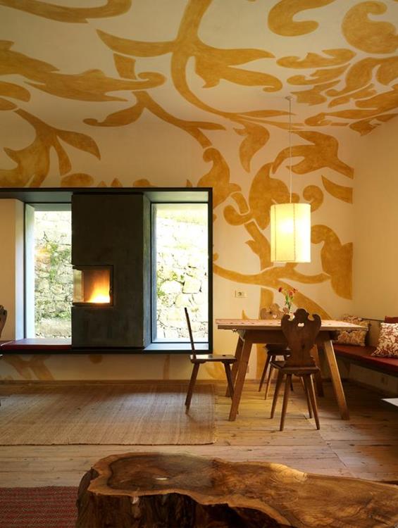 Unser Musikzimmer mit Tischen und einem Kamin