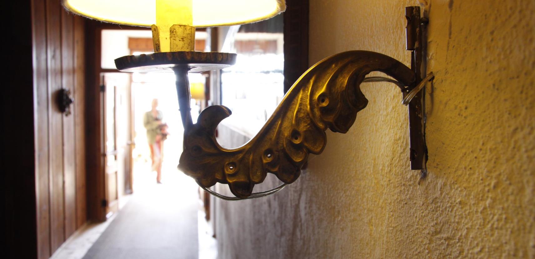 Primo piano di una lampada per pareti antica