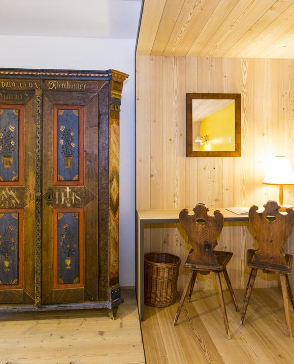 Der antike Kleiderschrank und der Schreibtisch mit zwei Stühlen im Doppelzimmer Loggia