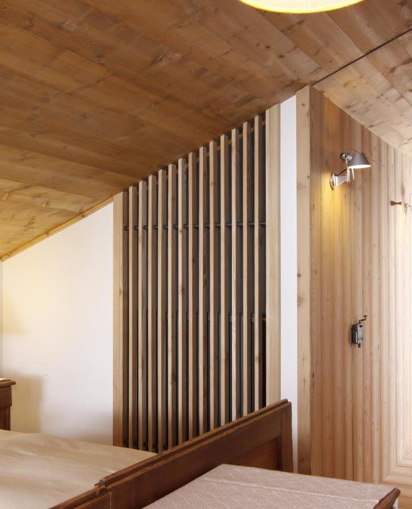 Das Bett unter der Dachschräge im Schlafzimmer der Maisonette